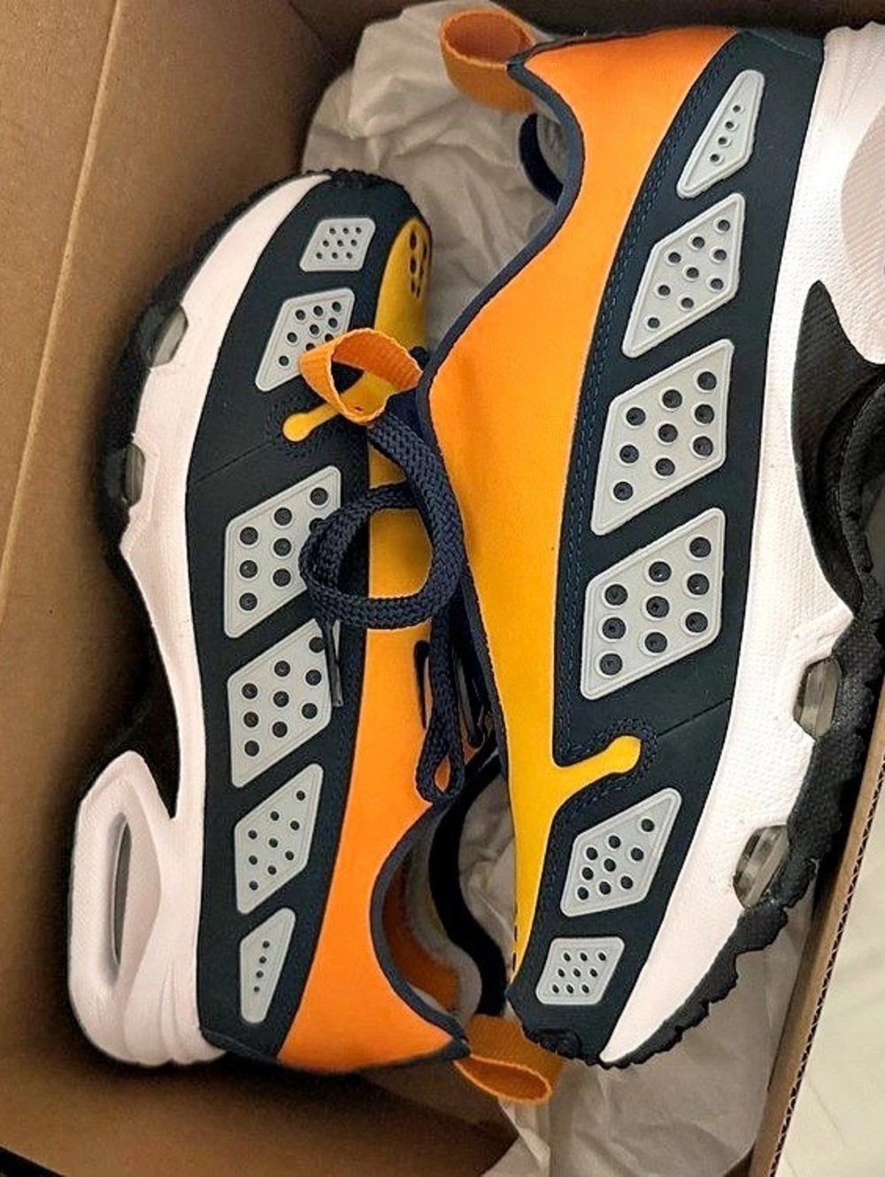 Nike Air Max SNDR Canyon Gold/Deep Ocean Sneakers Orange & Black US 6 women's